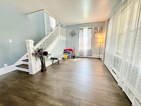 2nd image of 1176 Cook St