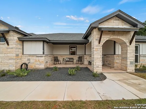 100 CIBOLO WAY, La Vernia, TX 78121