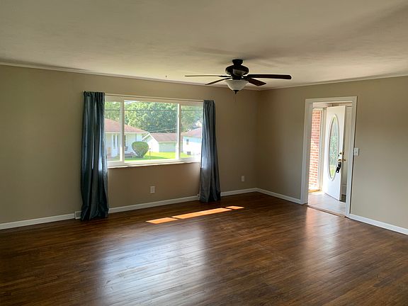 3rd image of 522 Summerlee Ave