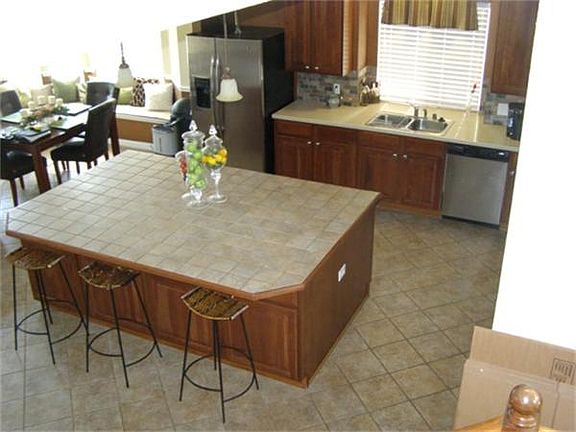 3rd image of 3604 Viburnum Dr
