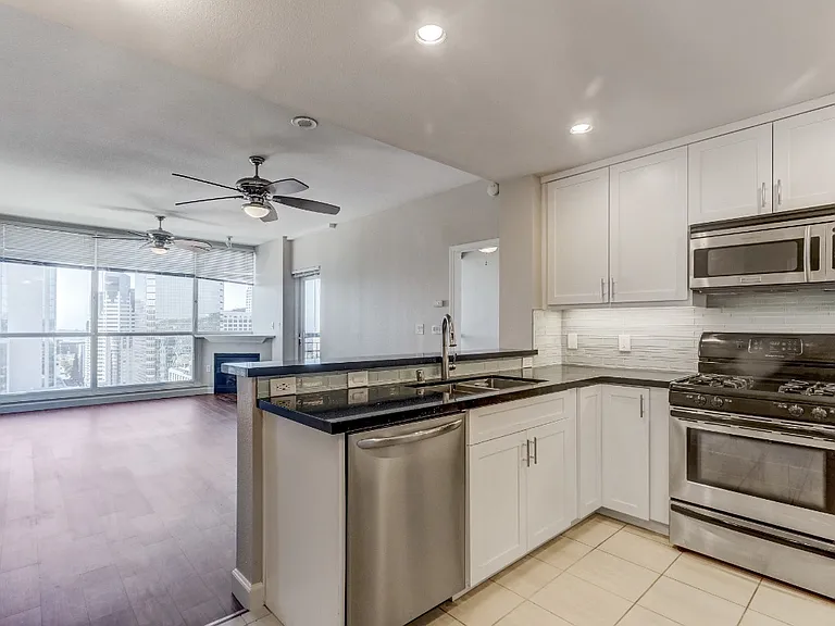 300 W Beech St #2101 — Photo 9