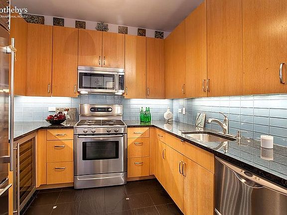 5th image of 88 Washington Pl APT 3C