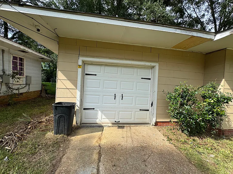 918 Stuart St — Photo 3