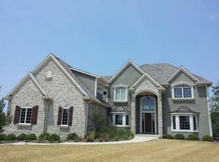 9 White Tail Ln, Oconomowoc, WI 53066