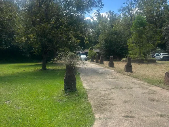5318 Gregory St, Moss Point, MS 39563