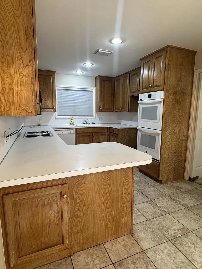 3 bed, 2.0 bath, 2348 sqft, $2,750 — Photo 4