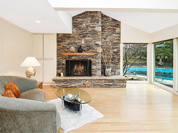 2nd image of 22855 Canterbury Ln