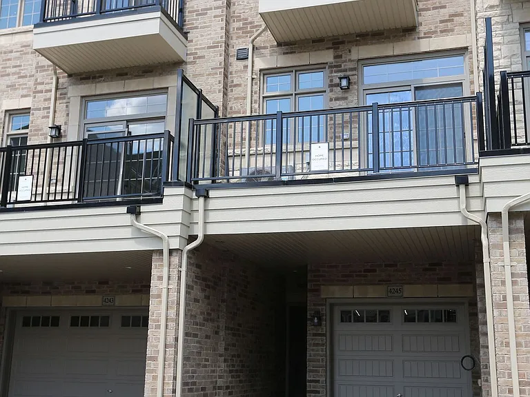 4245 Major Mackenzie Dr E — Photo 2