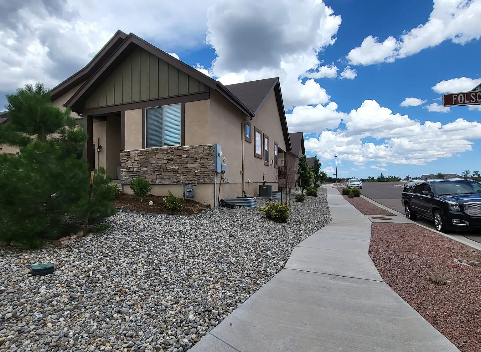 3 bed, 2587 sqft, $2,318 — Photo 3