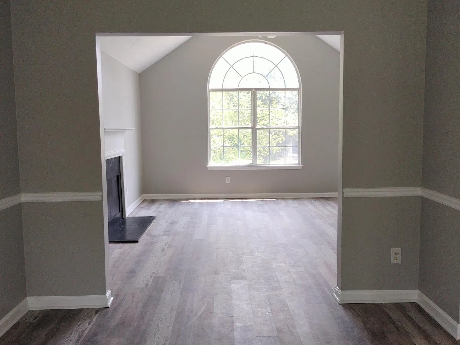 4 bed, 2200 sqft, $2,450 — Photo 2
