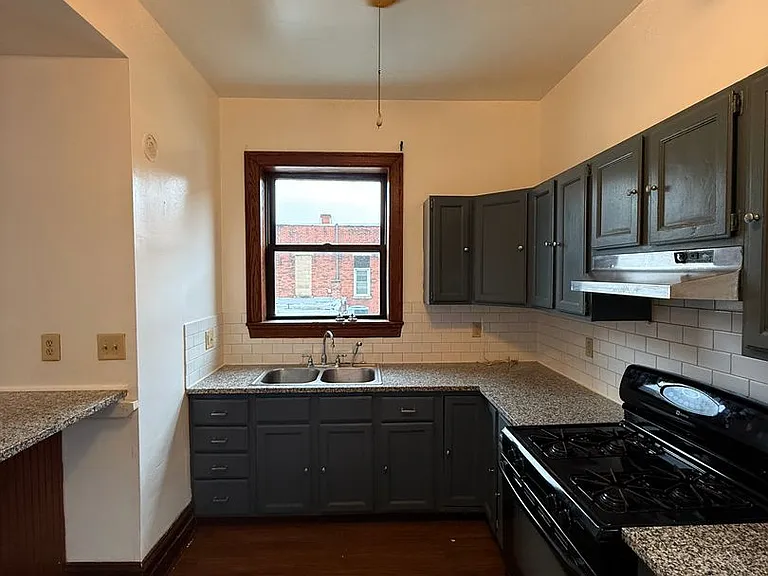 1309 E Carson — Photo 12
