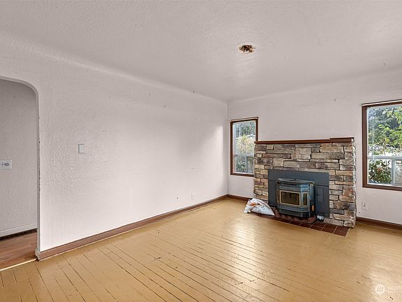 4th image of 1923 Deville Drive NW
