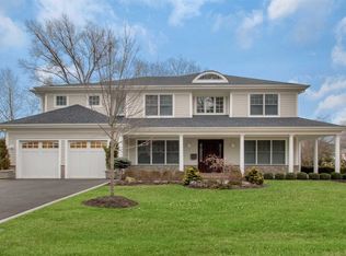 29 Beechwood Rd, Roslyn, NY 11576