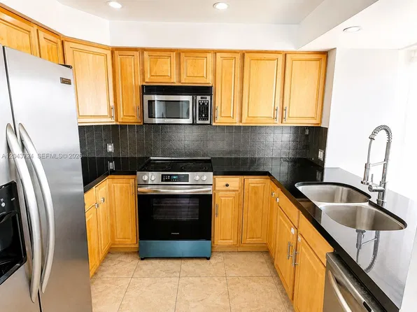 20335 W Country Club Dr APT 2210, Miami, FL 33180