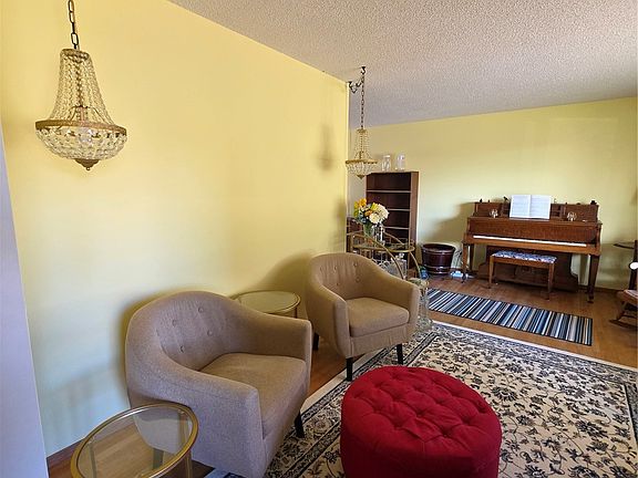 5th image of 128 Centennial Crescent