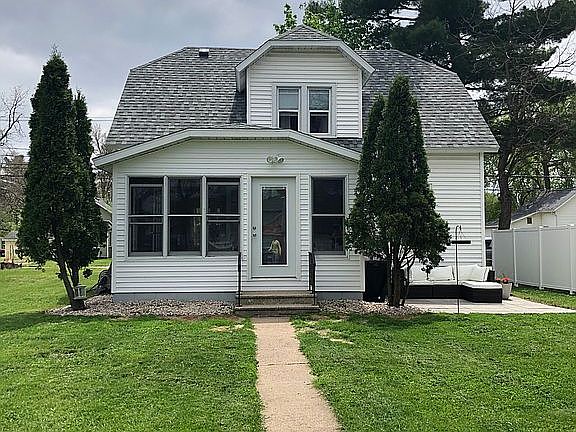 2nd image of 913 Pierce St