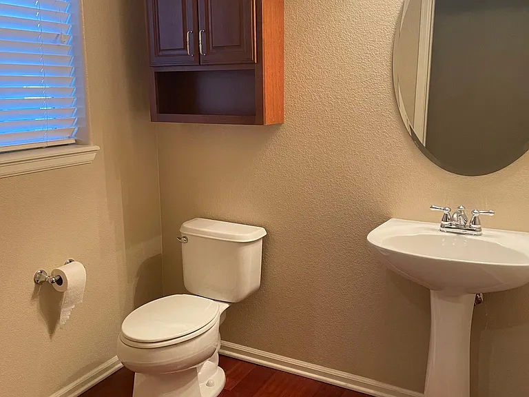 Large 1/2 bath on main