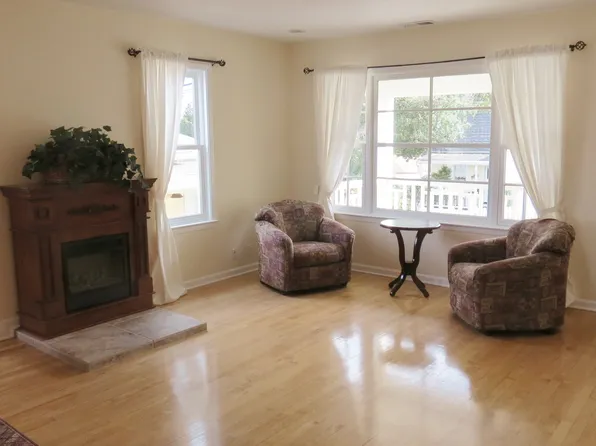 214 9th St, Pacific Grove, CA 93950