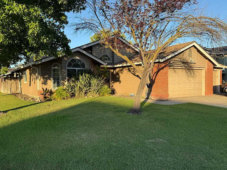 8932 Blue Grass Dr — Photo 2