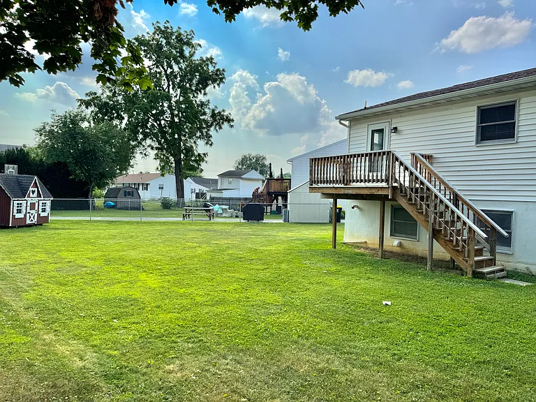 4 Lilac Ct - Rear Yard & Deck