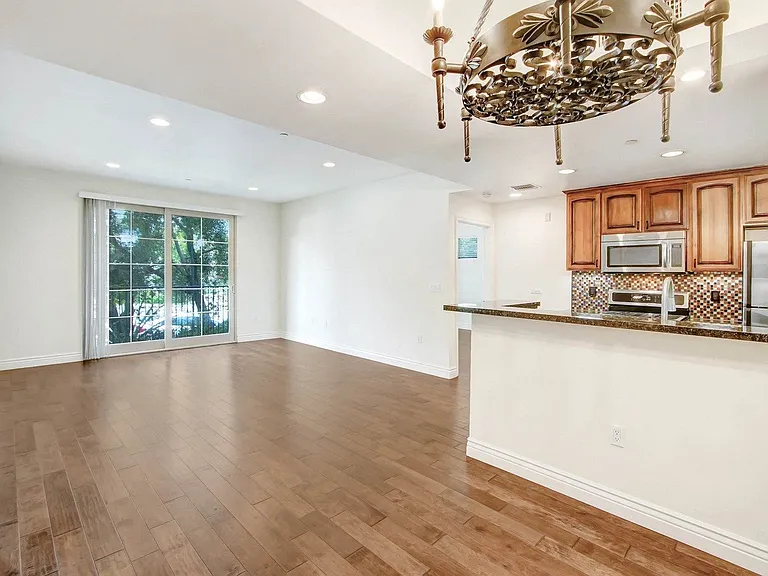 4410 Sepulveda Apartments — Photo 30