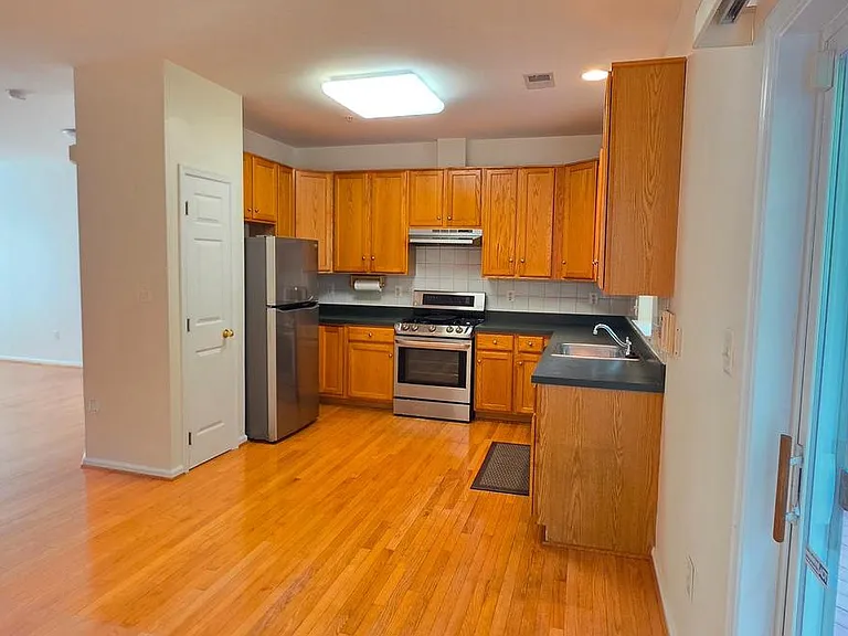 12723 Sullivan Ct — Photo 6