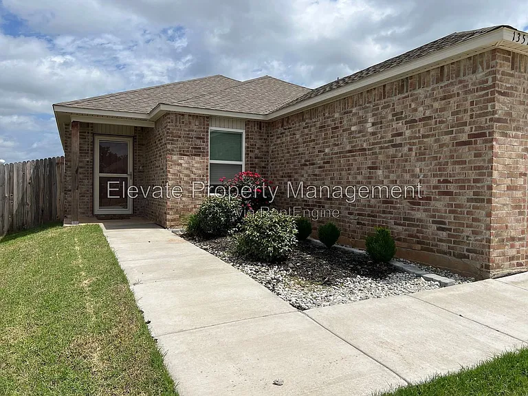 1357 Dustin Dr — Photo 3