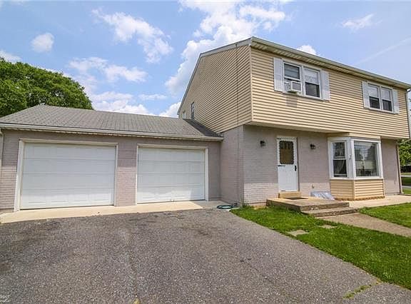 3rd image of 1600 Rosewood Dr
