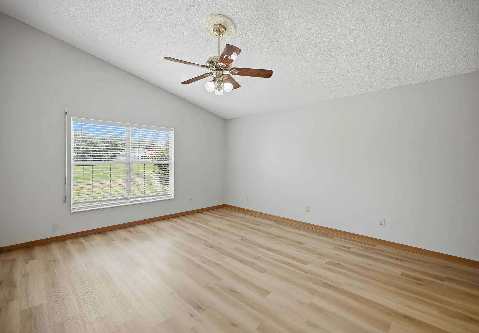3 bed, 2.0 bath, 2004 sqft, $2,075 — Photo 4