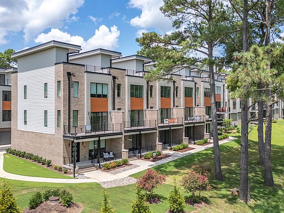 2nd image of 1012 Manor Way