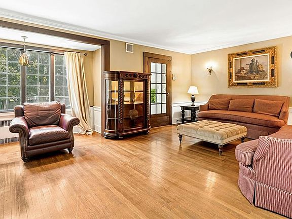 4th image of 512 Warwick Avenue