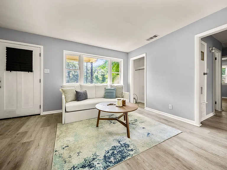 15 Village Ct — Photo 5