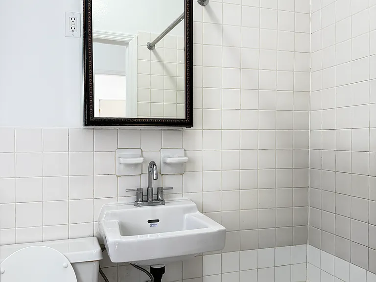 312 W 15th St #4 — Photo 5