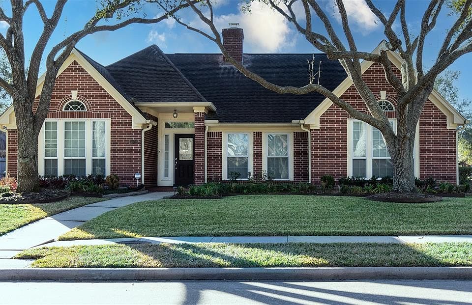 Welcome home! This beautiful 4 bedroom, 2.5 bath home has everything on your list including a formal dining room, spacious family room and a study next to the primary bedroom.
