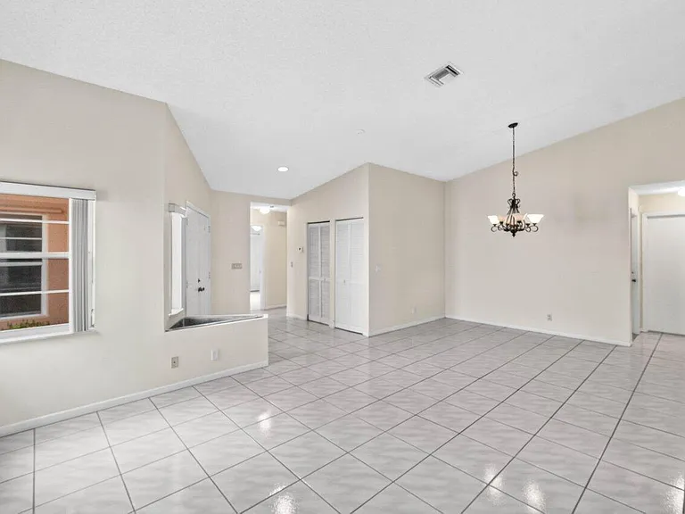 10001 Country Brook Rd — Photo 3