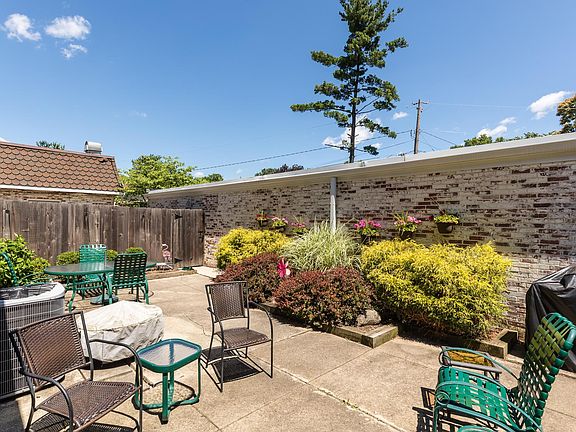 4th image of 2764 Chateau Cir S