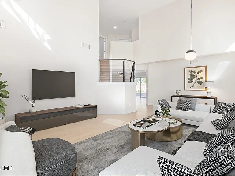 1018 W Kings Ave — Photo 2