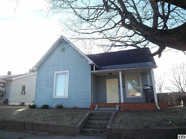 1st image of 638 E 6th St