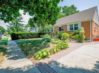 318 Kensington Rd S, Garden City, NY 11530