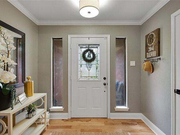 5th image of 204 Trailwood Dr