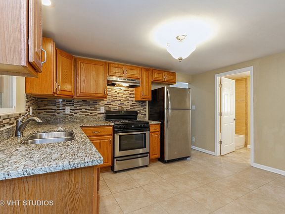 5th image of 3105 Commercial Ave