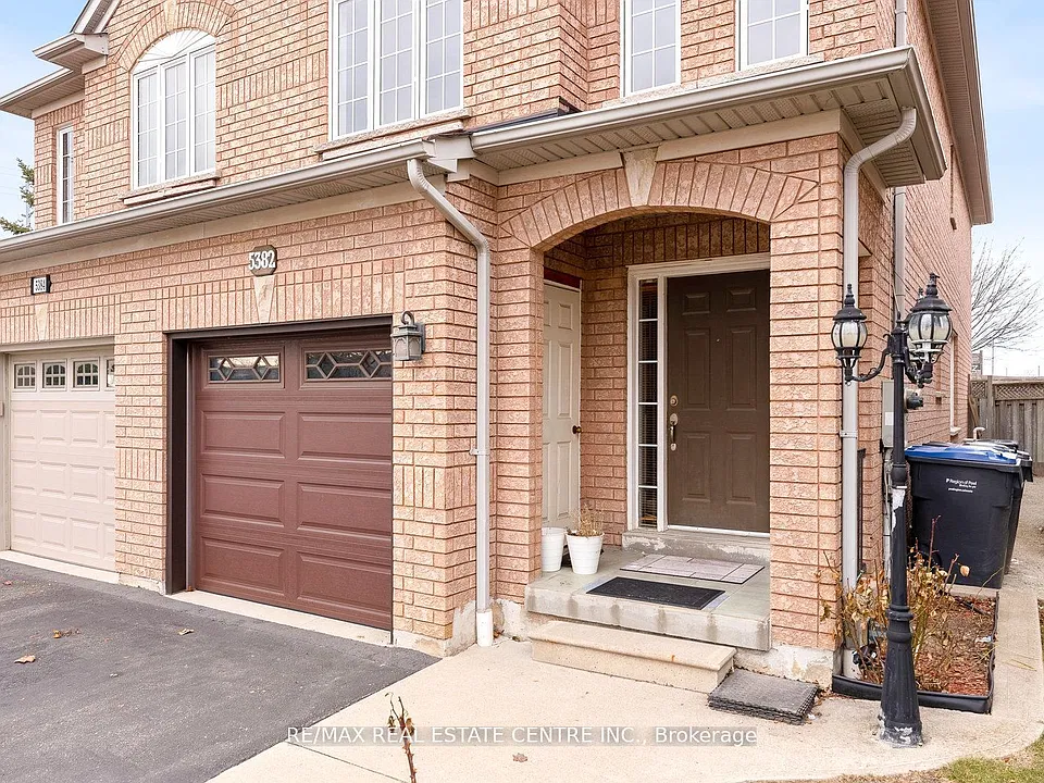 5382 Longhouse Cres #UPPER