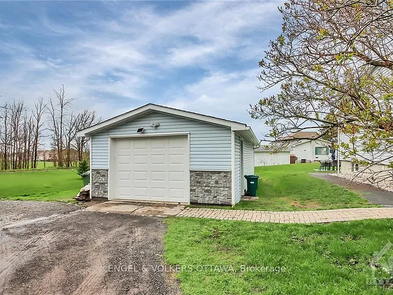 1199 Old Montreal Rd #B — Photo 25