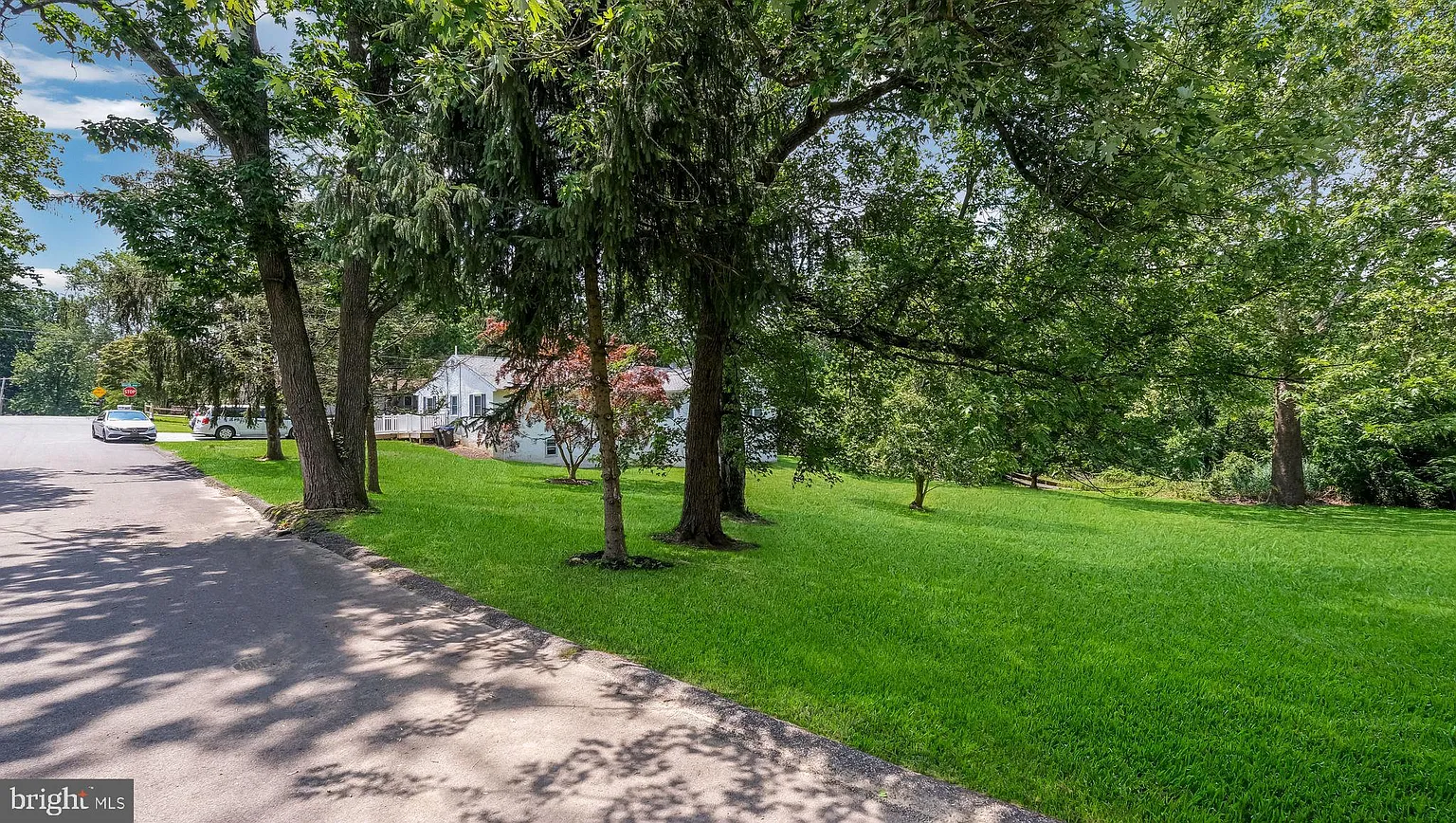1813 Manor Ave photo 1