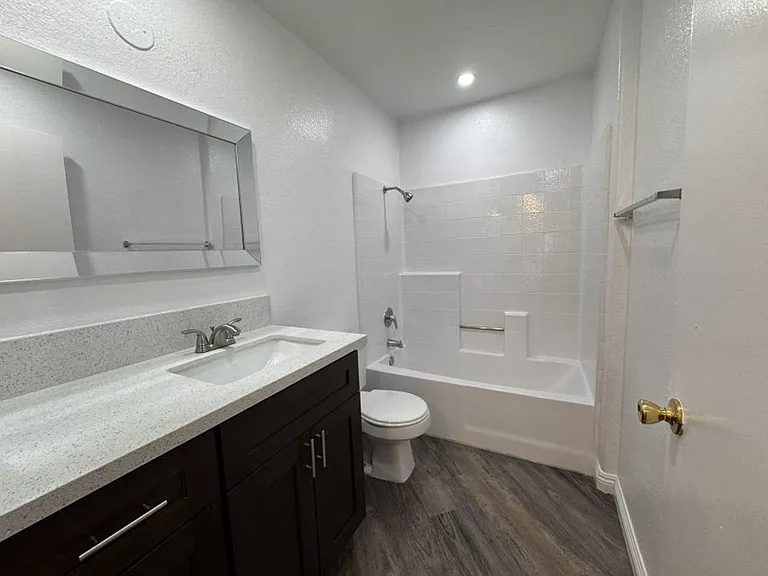 Alcantara Home Apts — Photo 95