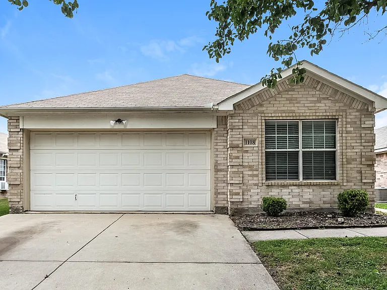 1108 Boxwood Dr — Photo 1