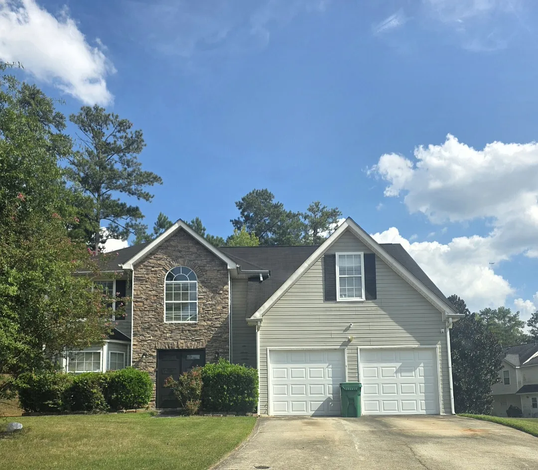 4 bed, 2.5 bath, 3268 sqft, $2,500 — Photo 1