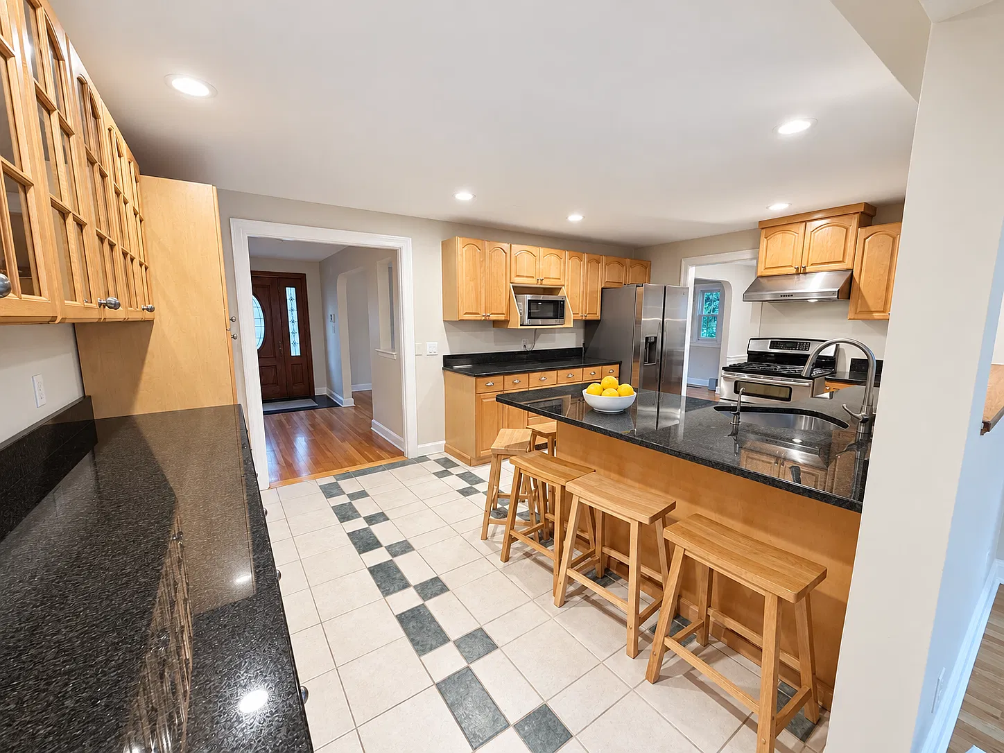 5 bed, 3096 sqft, $9,500 — Photo 3