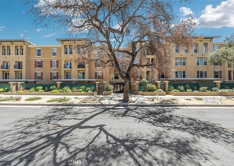 128 N Oak Knl #111