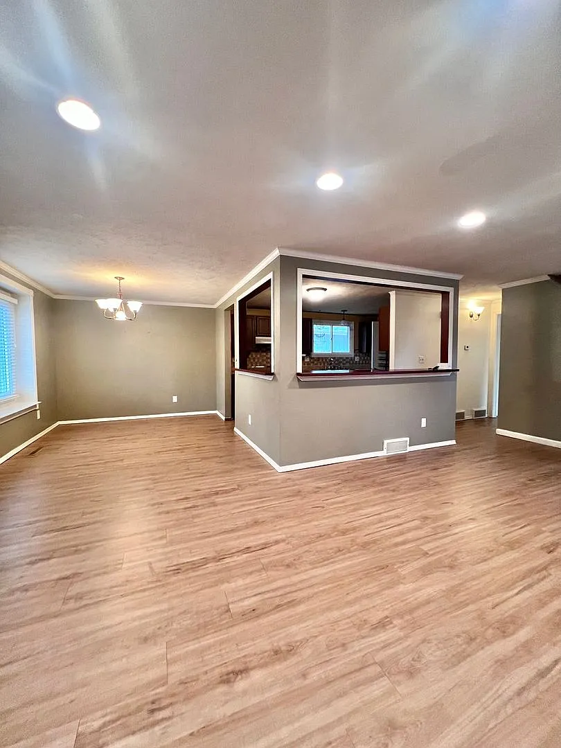 3 Bedroom 3 Bath home ready for you! Brand new flooring & HVAC! — Photo 4
